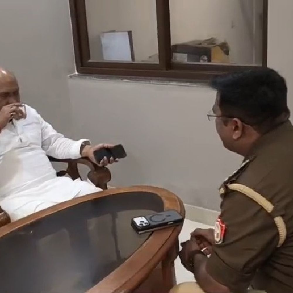 अजय राय लखनऊ में हाउस अरेस्ट:संविदाकर्मी की मौत पर शोक जताने जा रहे थे, पुलिस ने रोका; प्रदेश अध्यक्ष ने पूछा- मेरे जाने से क्या बदल जाएगा?