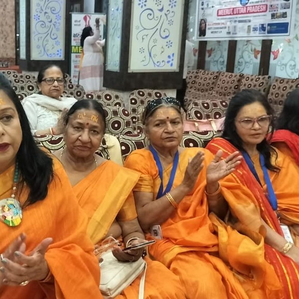 बेटियां फाउंडेशन ने मेरठ में होली मिलन समारोह आयोजित किया:इस्कॉन के प्रभु जी ने प्रवचन दिए, फूलों की होली खेली गई