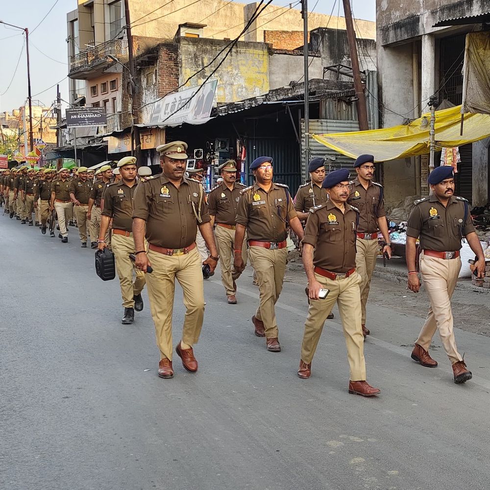 अमेठी के शिया बाहुल्य जायस में पुलिस की कड़ी निगरानी:एसपी ने भारी पुलिस बल के साथ किया फ्लैगमार्च, एएसपी-सीओ भी रहे मौजूद