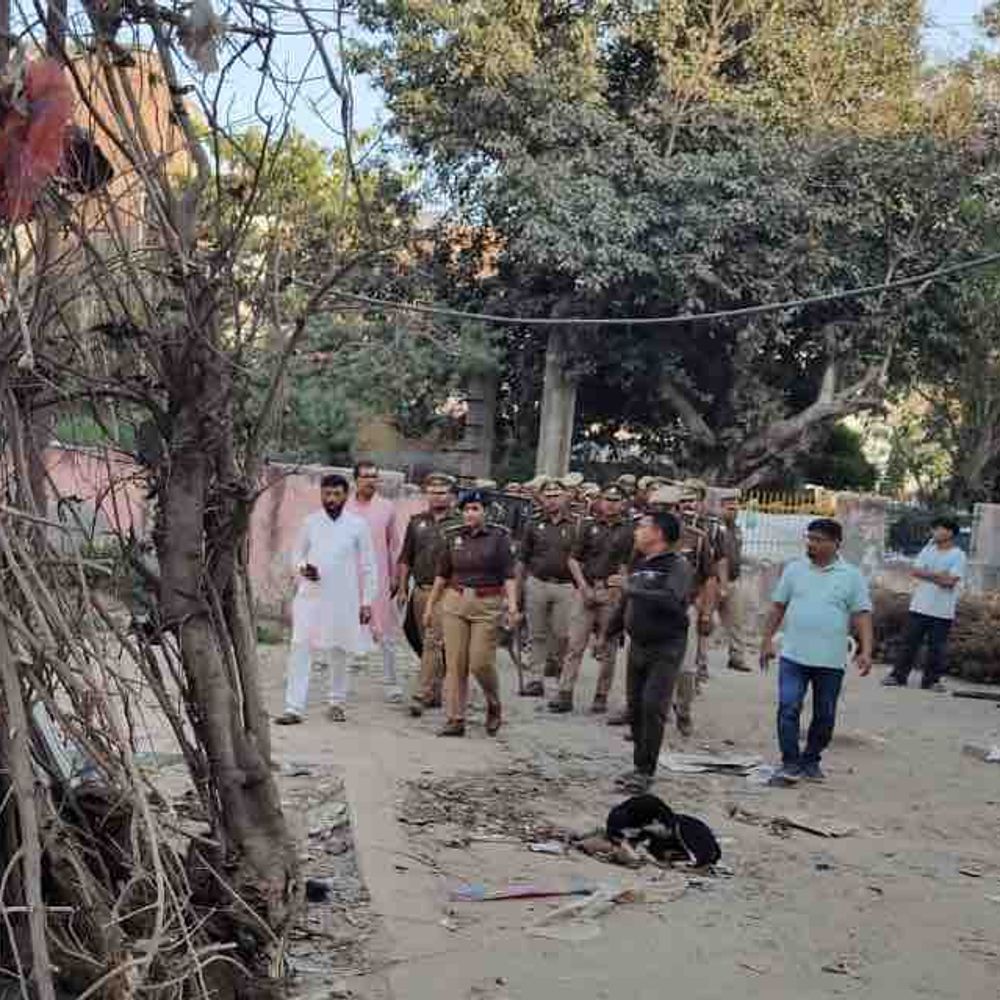 गाजियाबाद में त्योहारों से पहले पुलिस का फ्लैग मार्च:शांति व्यवस्था बनाए रखने के लिए प्रशासन पूरी तरह सतर्क