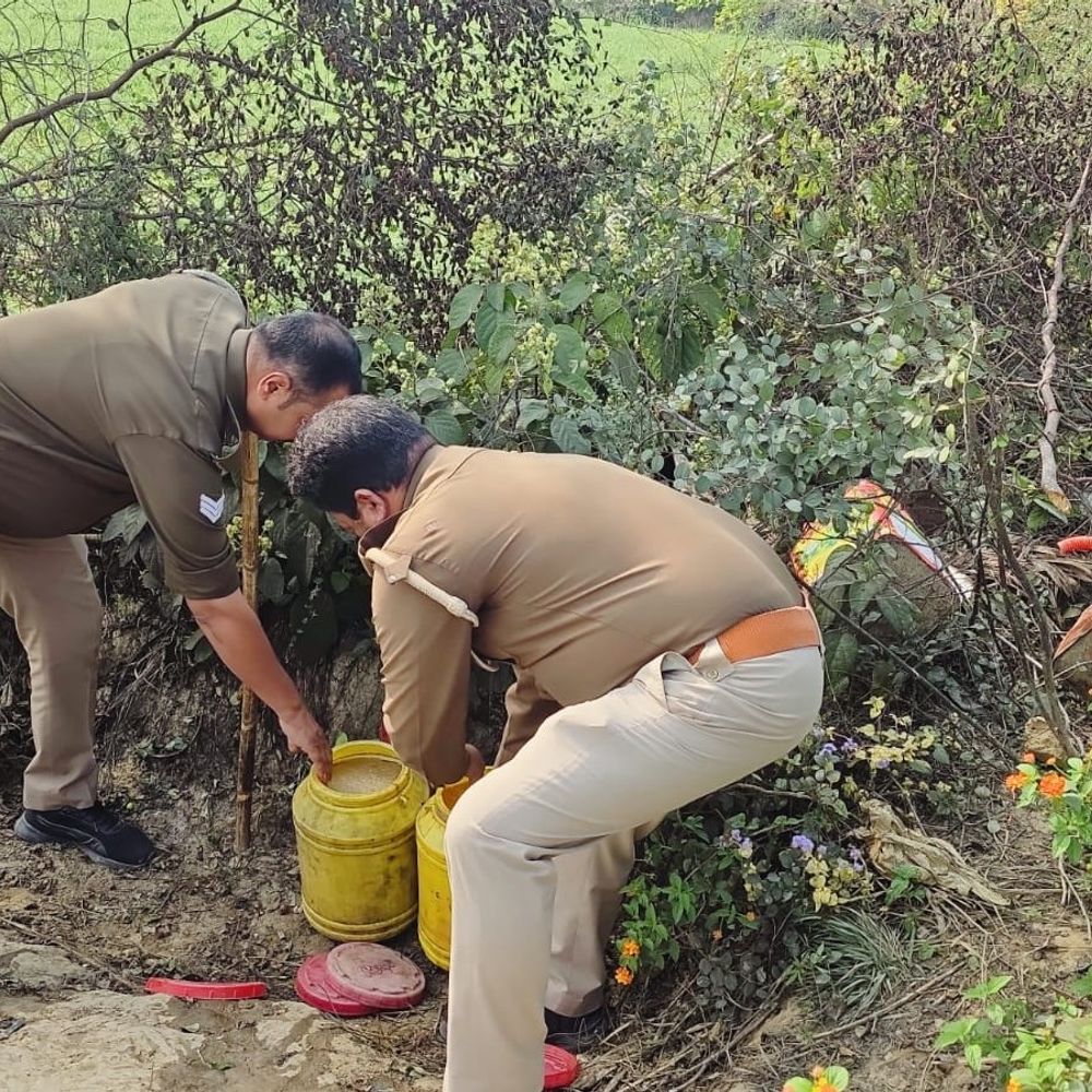 होली से पहले 120 लीटर कच्ची शराब बरामद:हरदोई में आबकारी और पुलिस की संयुक्त कार्रवाई, 400 किलो लहन नष्ट