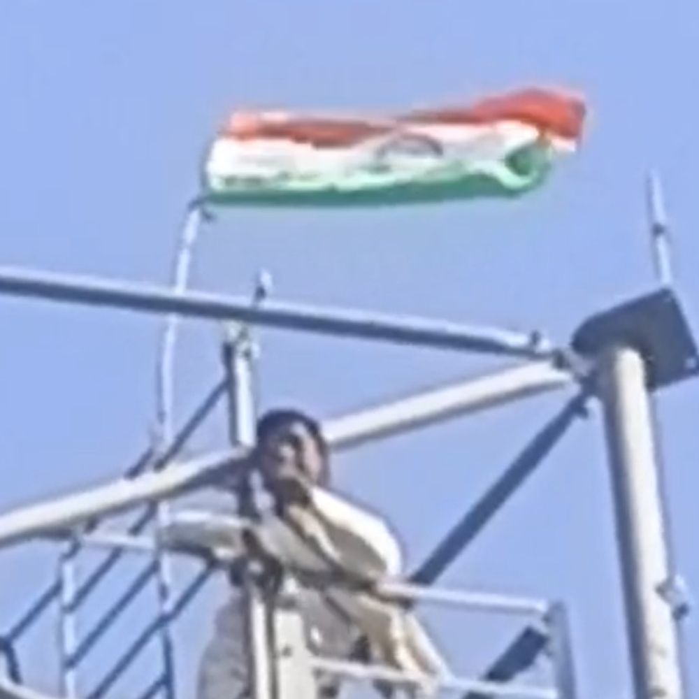 राहुल गांधी से मिलने 150-फीट ऊंचे टावर पर चढ़ा युवक:  नीचे चिपकाया नोट- 34 घंटे में नहीं मिले तो कूद जाऊंगा; परिवार के तीन सदस्य बीमार – Ashoknagar News