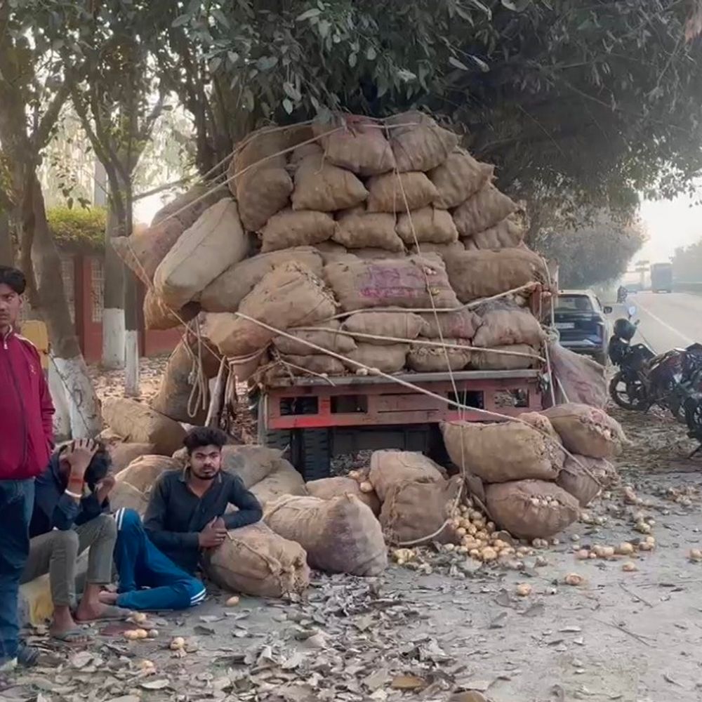 अनियंत्रित ट्रेलर ने आलू लदी ट्रैक्टर को मारी टक्कर:चालक की मौत, सड़क पर बिखरे आलू, चालक फरार