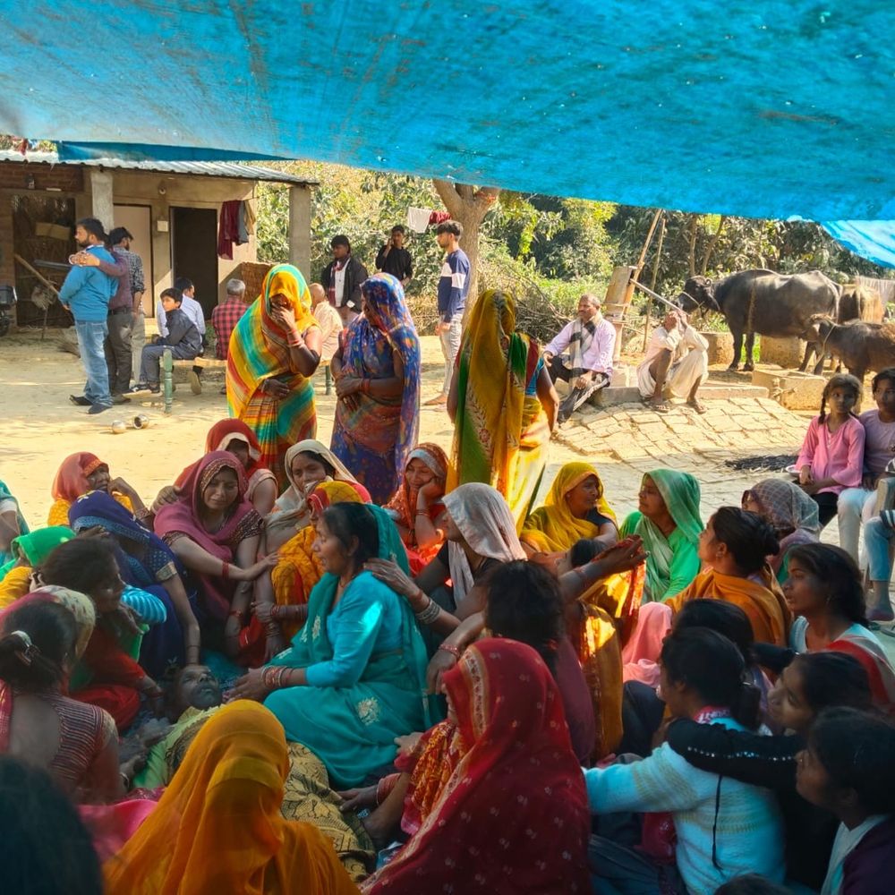 बाराबंकी में करंट लगने से दो चचेरे भाइयों की मौत:खेत में सिंचाई करते समय पोल से उतरा करंट, अधिकारियों ने मदद का दिया आश्वासन