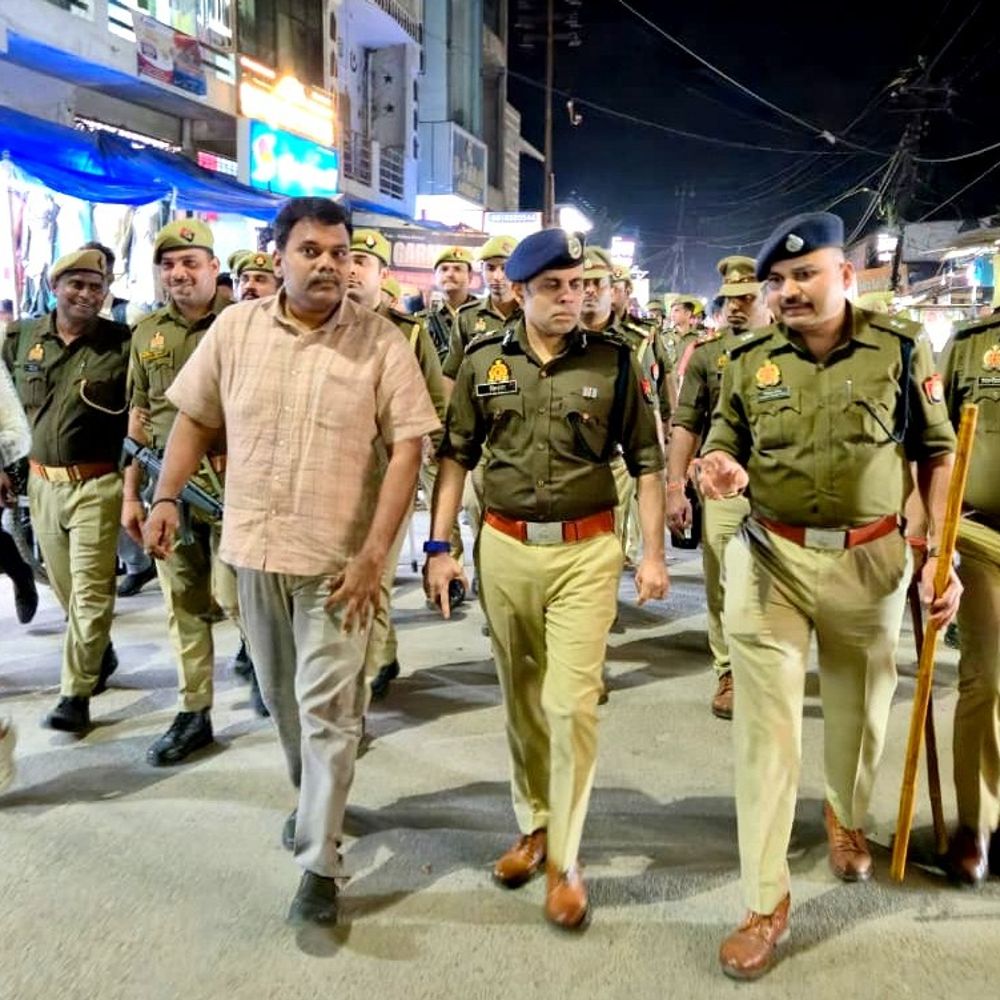 खामेनेई की मौत के बाद सड़कों पर उतरे आईजी:सीतापुर में पुलिस के साथ की फ्लैग मार्च, संवेदनशील इलाकों की ड्रोन से निगरानी