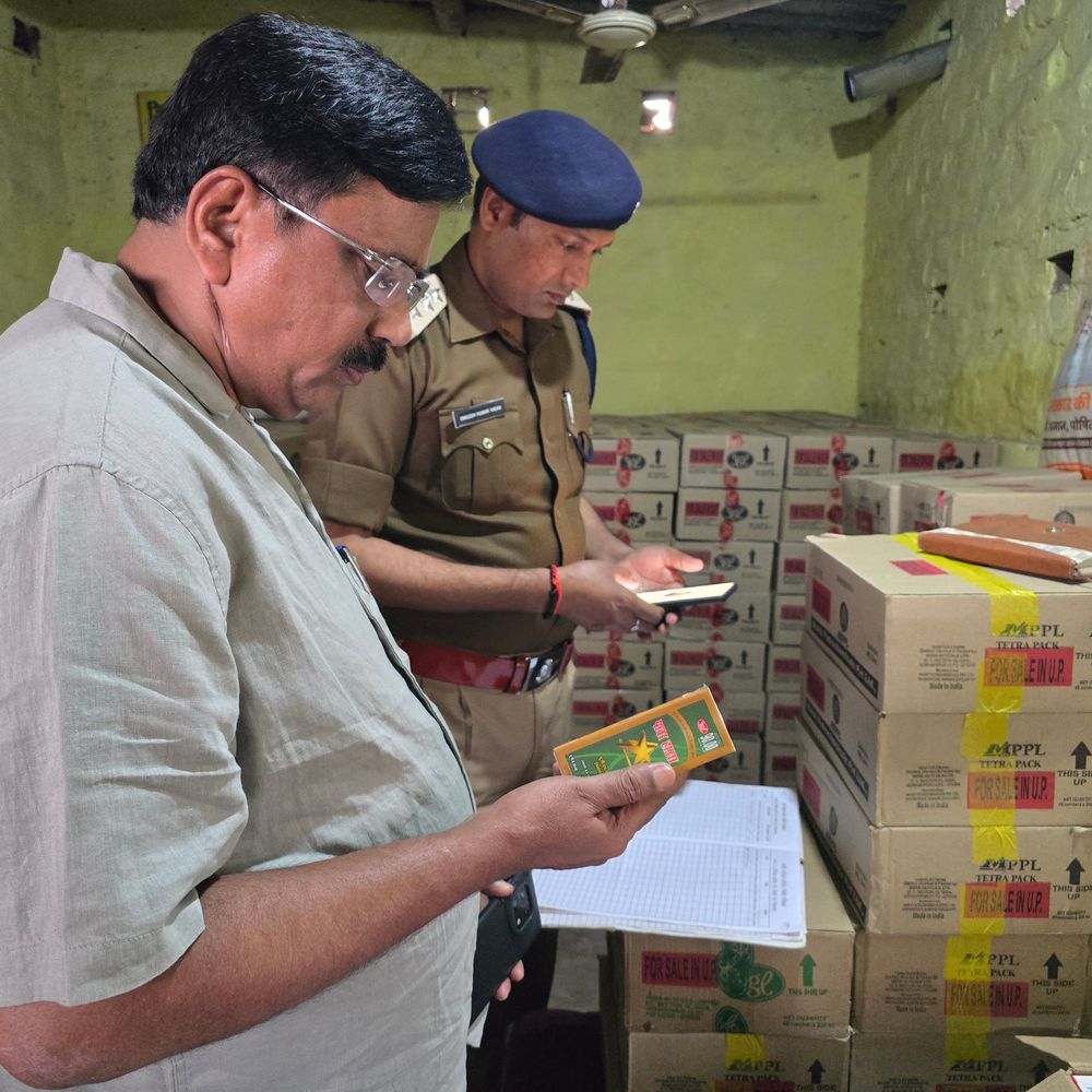 मऊ में आबकारी दुकानों पर छापेमारी:नगर मजिस्ट्रेट ने ग्राहकों से की पूछताछ, अवैध वसूली पर नजर