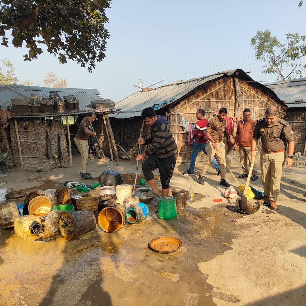 कुशीनगर में होली पर शराब की दुकानें रहेंगी बंद:अवैध कच्ची शराब पर कार्रवाई तेज, 5 अवैध भट्ठियों को ध्वस्त किया