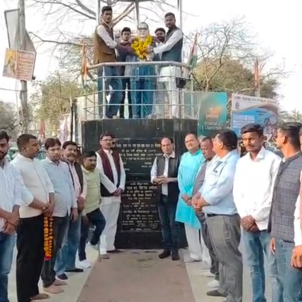 दिल्ली प्रदर्शन में गिरफ्तार यूथ कांग्रेस जिलाध्यक्ष रिहा:रायबरेली पहुंचने पर कार्यकर्ताओं ने किया स्वागत, अंबेडकर प्रतिमा पर माल्यार्पण