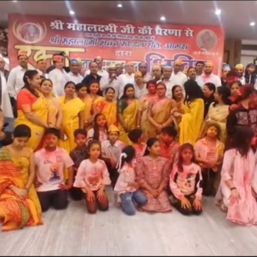 आगरा में कहीं फूल तो कहीं बरस रहा गुलाल:प लोक गीतों पर झूमे लोग, शहर भर में आयोजित हो रहे होली मिलन समारोह