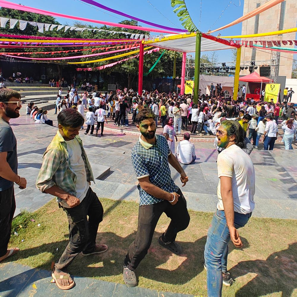 लोहिया पार्क में होली सेलिब्रेशन:दिनभर चला रंगोत्सव, बॉलीवुड के गानों पर जमकर झूमे युवा