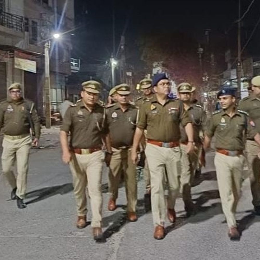 एटा में ASP ने पुलिस बल के साथ गश्त की:होली के मद्देनजर सुरक्षा व्यवस्था का जायजा लिया, निर्देश दिए