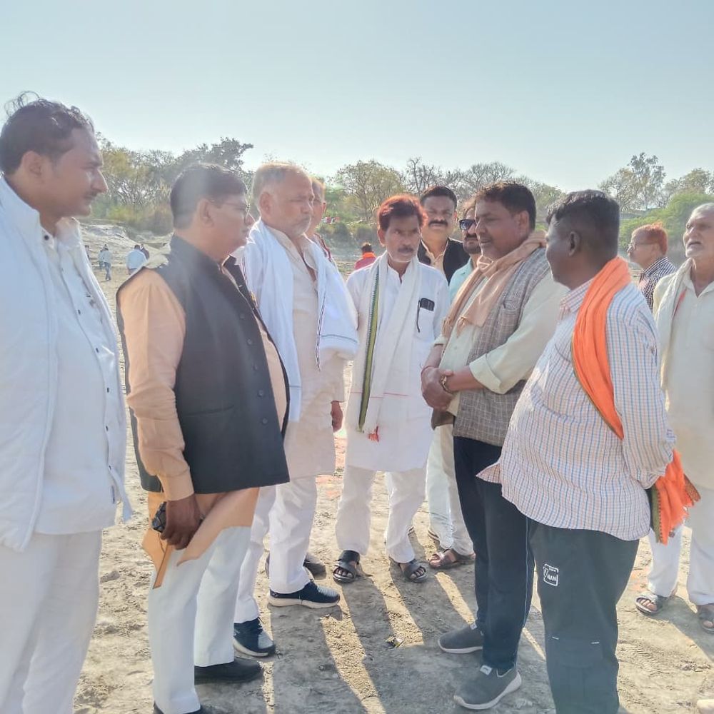 सुसाइड करने वाले BLO के परिवार से मिले कांग्रेसी:श्रद्धांजलि दी, छुट्टी ने मिलने से था परेशान