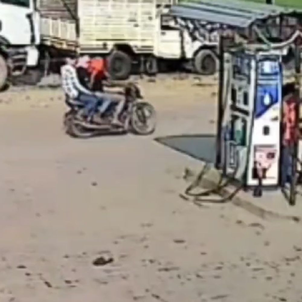 देवरिया में पेट्रोल पंप पर हुई थी लूट:24 घंटे बाद भी आरोपियों का कोई सुराग नहीं, चार टीमें जांच में जुटीं