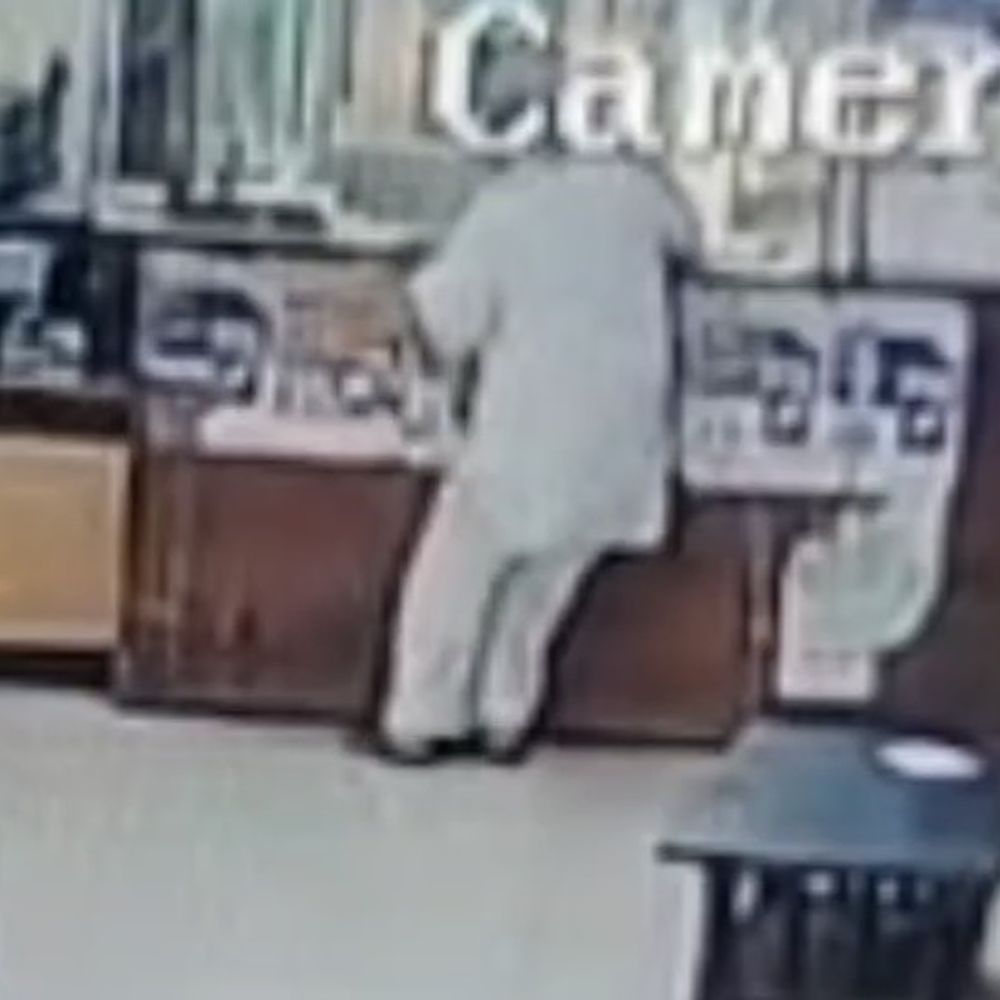 पेंशन लेने गए बुजुर्ग की बैंक में मौत, VIDEO:हार्ट अटैक से हुआ अचानक बेहोश होकर गिरे, अस्पताल में मृत घोषित