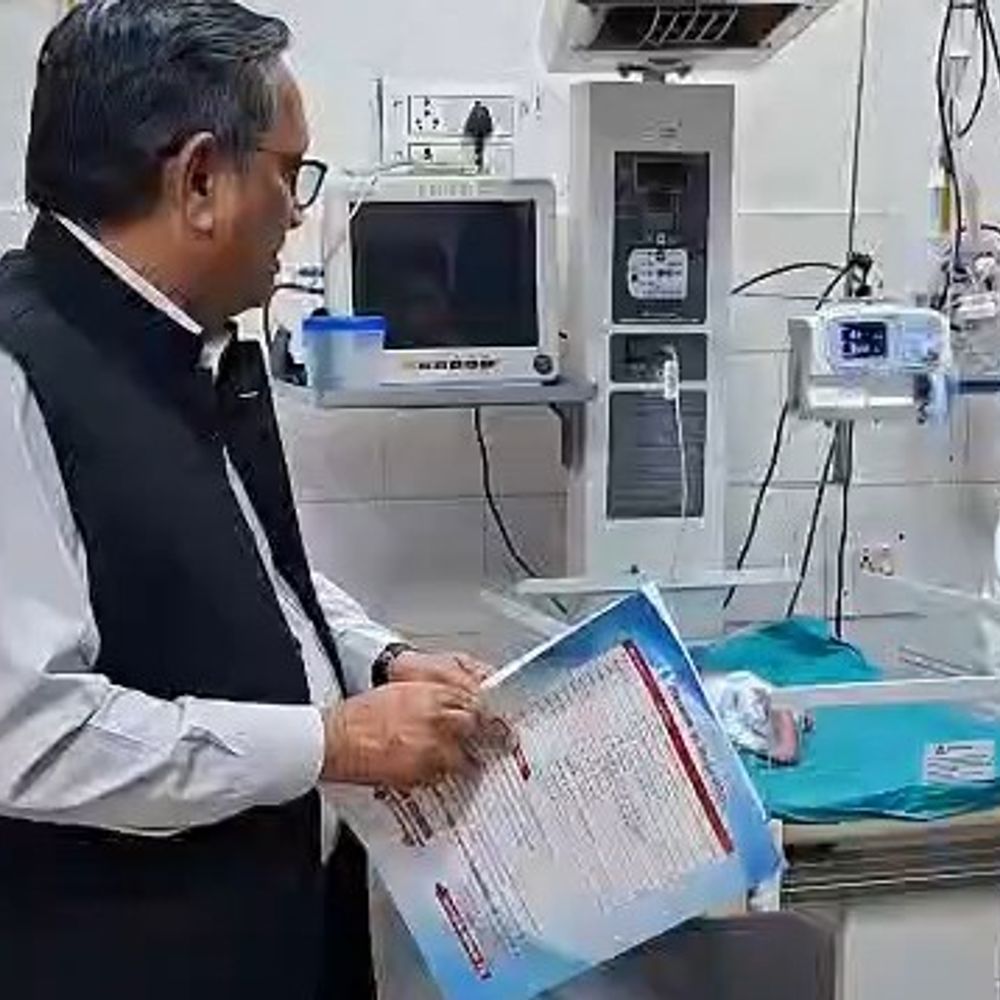 फर्रुखाबाद में सरसों के खेत में मिली नवजात:गंभीर हालत में लोहिया अस्पताल के SNCU में भर्ती, सीएमओ ने जाना हाल