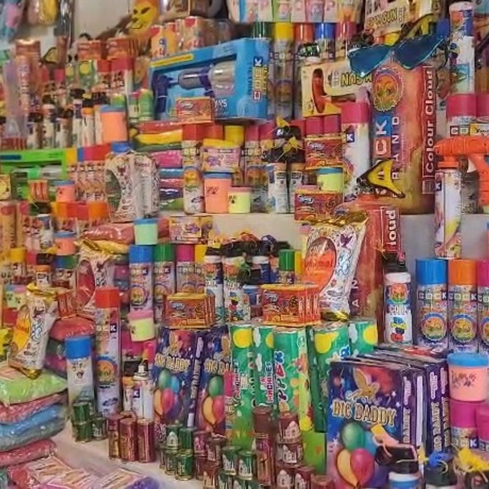 होली से पहले बाजारों में रौनक:उन्नाव हथौड़ा पिचकारी बनी बच्चों की पहली पसंद, हर्बल रंगों की मांग बढ़ी