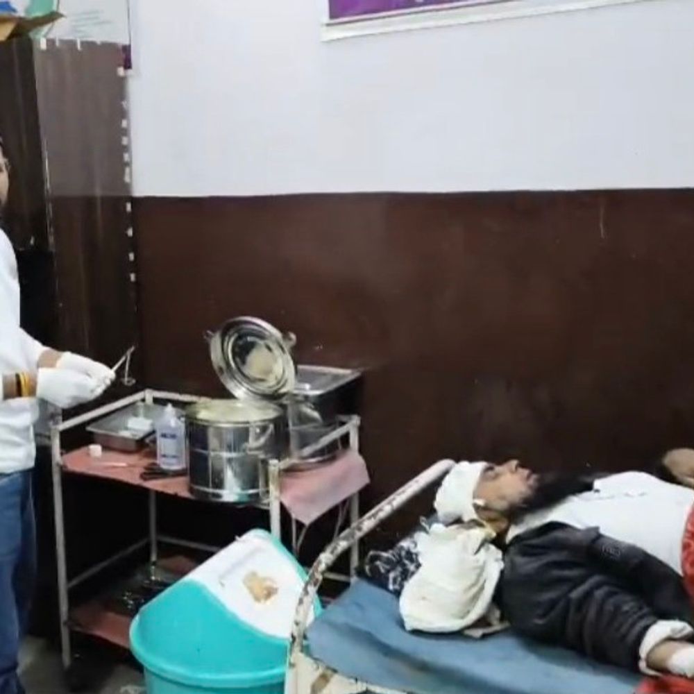 गंगा एक्सप्रेस-वे पर मजदूरों से भरी ट्रैक्टर-ट्रॉली पलटी, छह घायल:संभल में दो की हालत गंभीर, आगरा कोल्ड स्टोरेज के लिए निकले