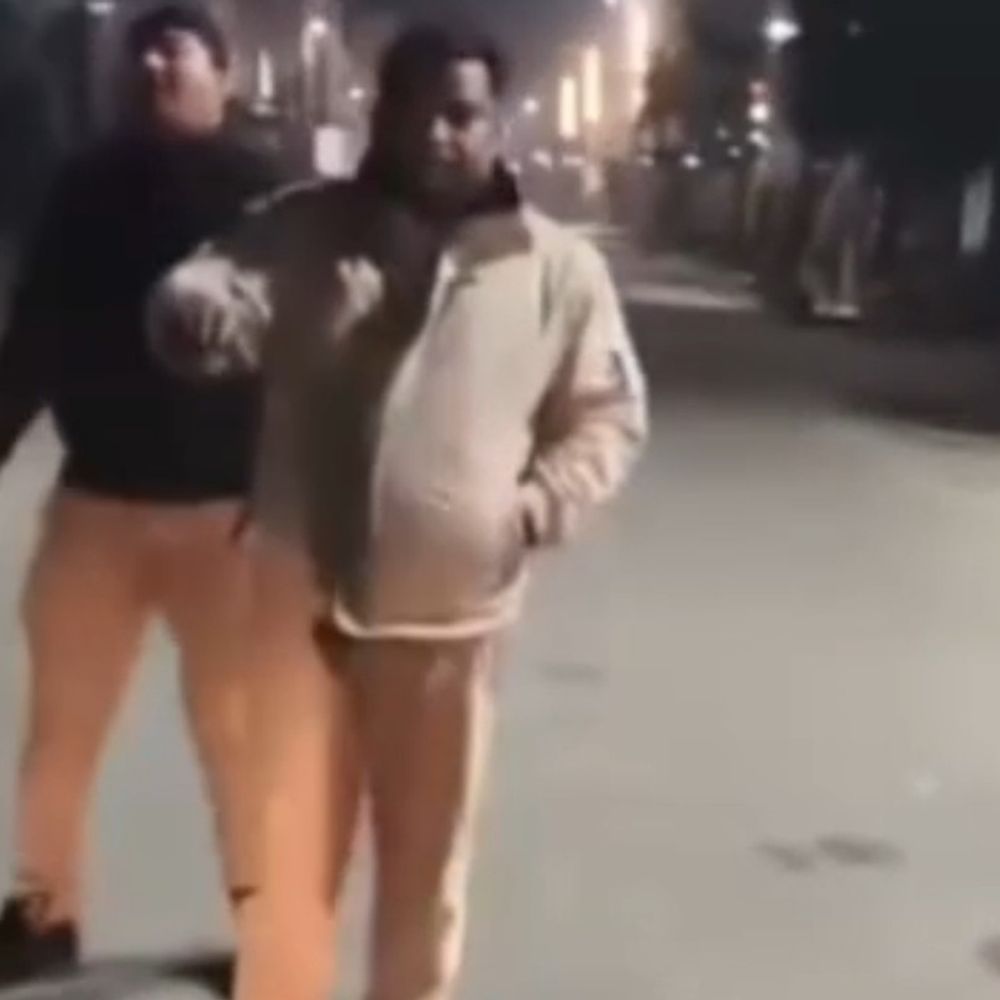 बदायूं में दो सिपाही नशे में लड़खड़ाते दिखे:उझानी कोतवाली गेट पर VIDEO बनाने पर भड़के, बोले- दो-चार और बना ले