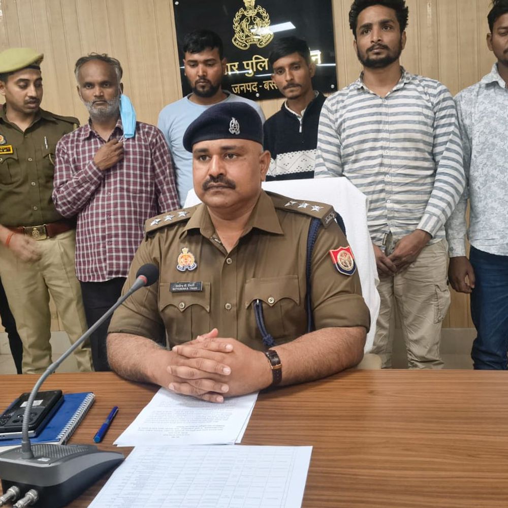 बस्ती में साइबर ठगी गिरोह के चार सदस्य गिरफ्तार:बजाज फिनसर्व के नाम पर लोगों से करते थे लाखों की ठगी