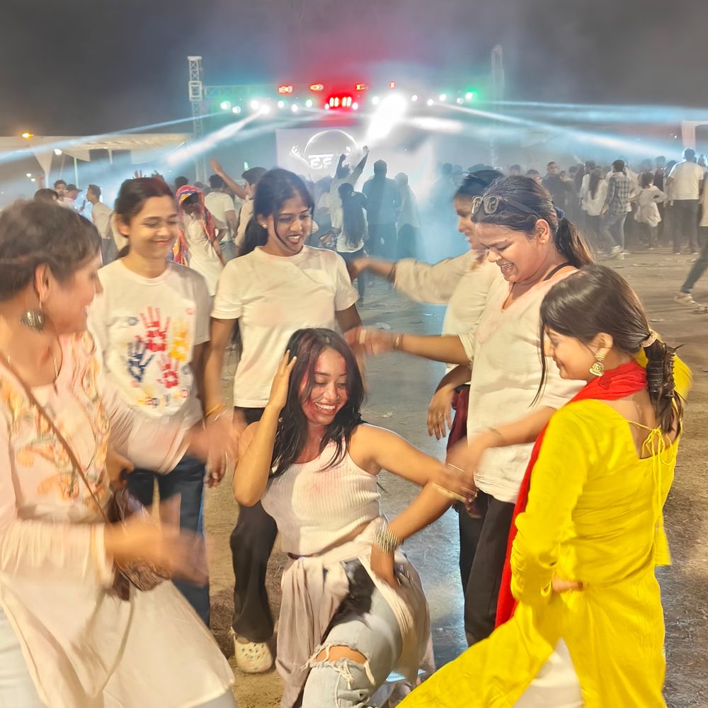 लखनऊ के जनेश्वर मिश्र पार्क में होली उत्सव:दोपहर 2 से रात 10 बजे तक खेली गई होली, हजारों युवा हुए शामिल