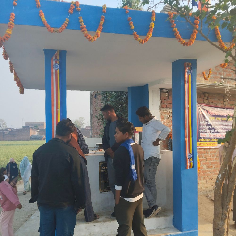 प्रयागराज के कौंधियारा में अंबेडकर की मूर्ति गायब:सूचना पर 100 से अधिक ग्रामीण जुटे, 7 दिन पहले ही लगवाई गई थी