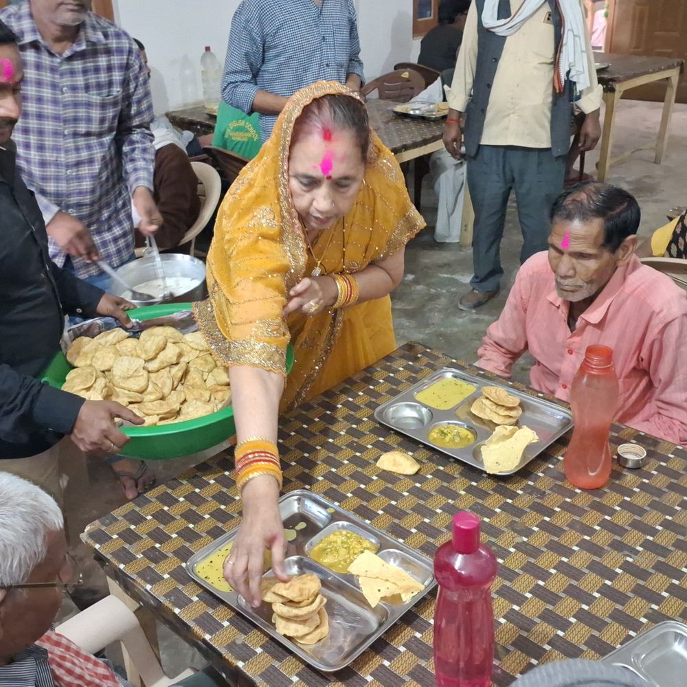 गाजीपुर वृद्धाश्रम में 63 बुजुर्गों को होली उपहार:समाजसेवी मीरा राय ने बांटे कपड़े और कराया भोज