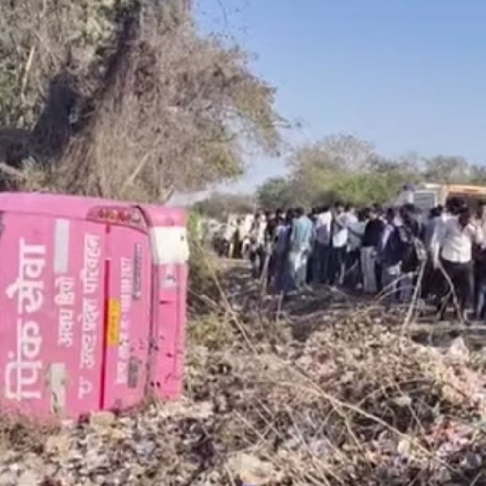 संतकबीरनगर में बाईक को टक्कर मार पिंक बस पलटी:नेशनल हाईवे पर दुर्घटना, दो दर्जन से ज्यादा यात्री चोटिल; लखनऊ से गोरखपुर जा रही थी
