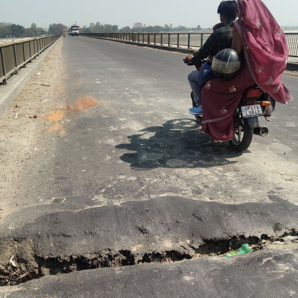 संजय सेतु जर्जर, जॉइंट में दरार से बड़ा गड्ढा:बाराबंकी में लखनऊ-बहराइच हाईवे पर घाघरा नदी पुल, बड़े हादसे की आशंका