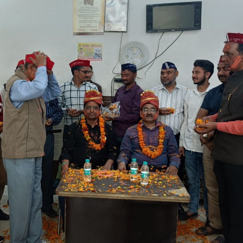 संभल में डॉ. प्रशांत वार्ष्णेय मूर्खाधिराज चुने गए:राहिल भारतीय को मूर्ख शिरोमणि का सम्मान मिला