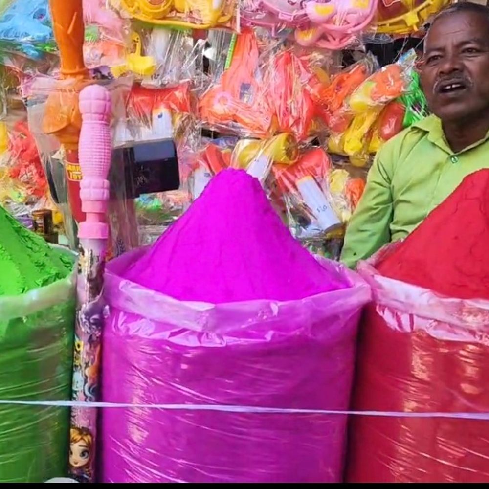 होली के रंग में रंगे शहर के बाजार:लखीमपुर-खीरी में पिचकारी, गुलाल और गुझिया की खरीदारी तेज