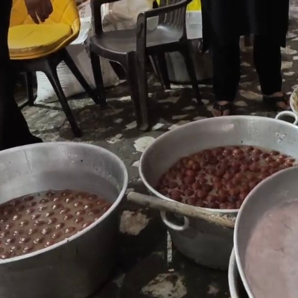 सहारनपुर में खाद्य सुरक्षा विभाग की कार्रवाई:गंदगी में बन रही 200 किलो मिठाई नष्ट कराई, पनीर और रंगीन छेने का नमूना जांच को भेजा