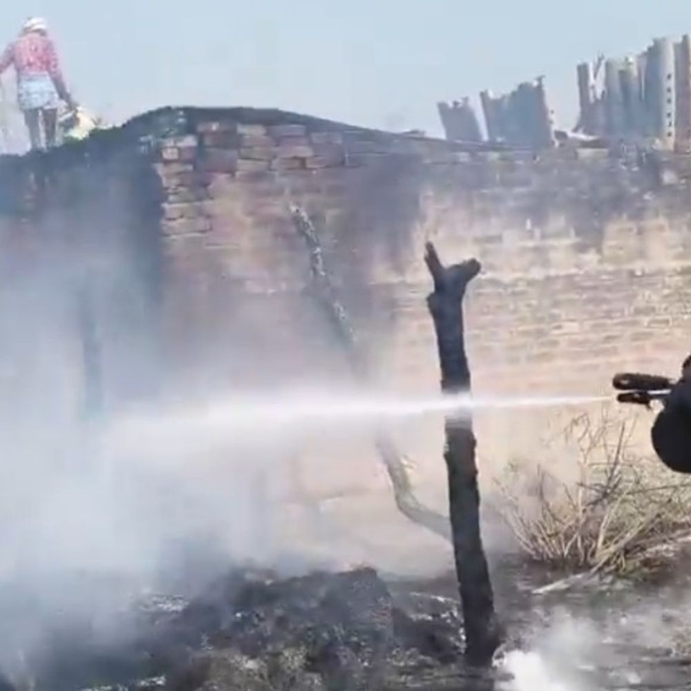 श्रावस्ती में फूस के घरों में लगी आग:गृहस्थी जलकर राख, दमकल ने आग पर पाया काबू