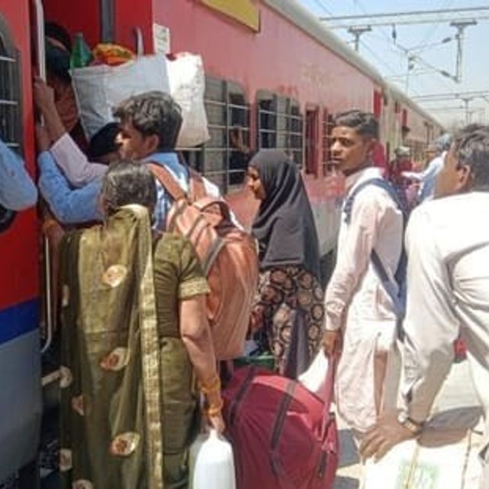 अम्बेडकरनगर में होली पर ट्रेनों में वेटिंग 350 पार:अकबरपुर स्टेशन से गुजरने वाली कई ट्रेनों में सीटें नहीं