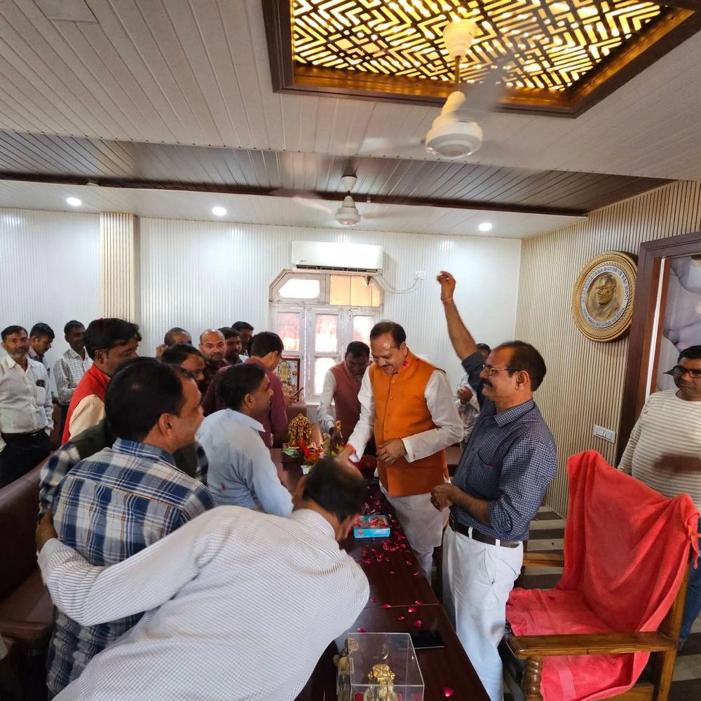 हरदोई के सवायजपुर में शिक्षामित्रों ने खेली फूलों की होली:मानदेय वृद्धि पर सरकार का जताया आभार, विधायक को किया सम्मानित