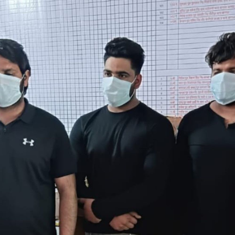 बागपत में 95 पेटी अवैध शराब जब्त:तीन तस्कर गिरफ्तार, बिना नंबर प्लेट की गाड़ियां बरामद