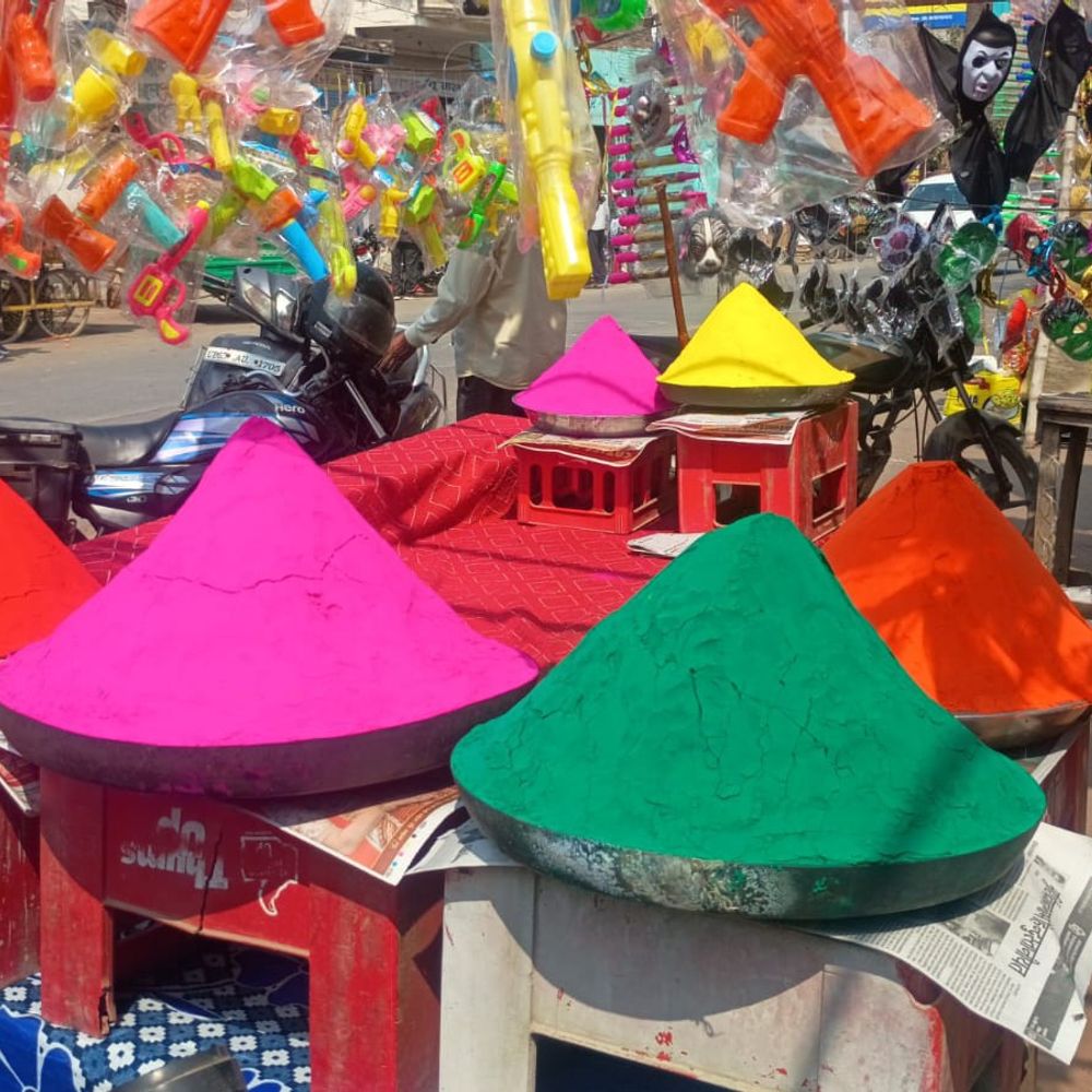 जौनपुर में होली की धूम, बाजार गुलजार:आधुनिक पिचकारियां, हर्बल रंग पसंद; 3 मार्च को होलिका दहन