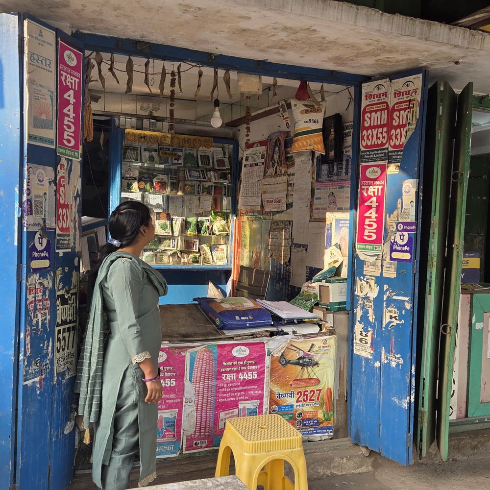 खाद बीज भंडार पर अधिक कीमत वसूली का आरोप:जलालगढ़ में कृषि पदाधिकारी ने खाद-बीज दुकानों के लाइसेंस जांचे