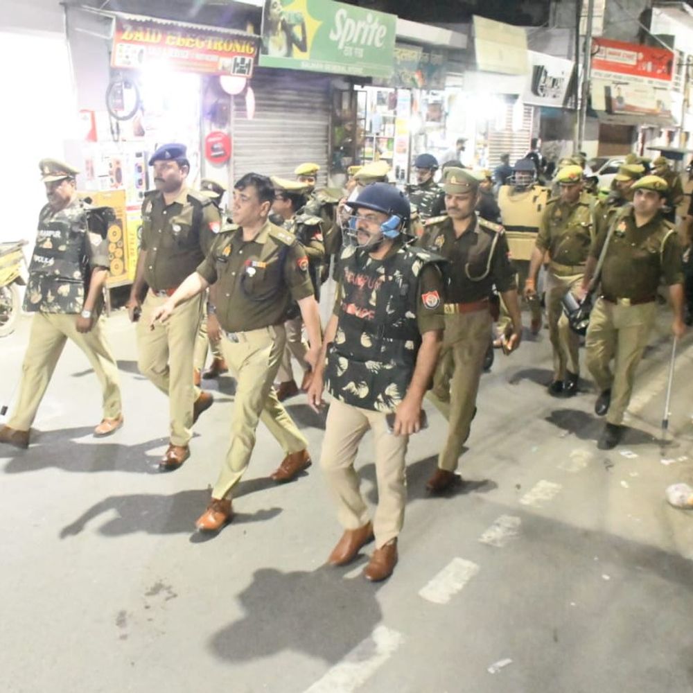 रामपुर एसपी ने होली-रमजान को लेकर सुरक्षा का लिया जायजा:फ्लैग मार्च कर लोगों से शांति और सौहार्द बनाए रखने की अपील की