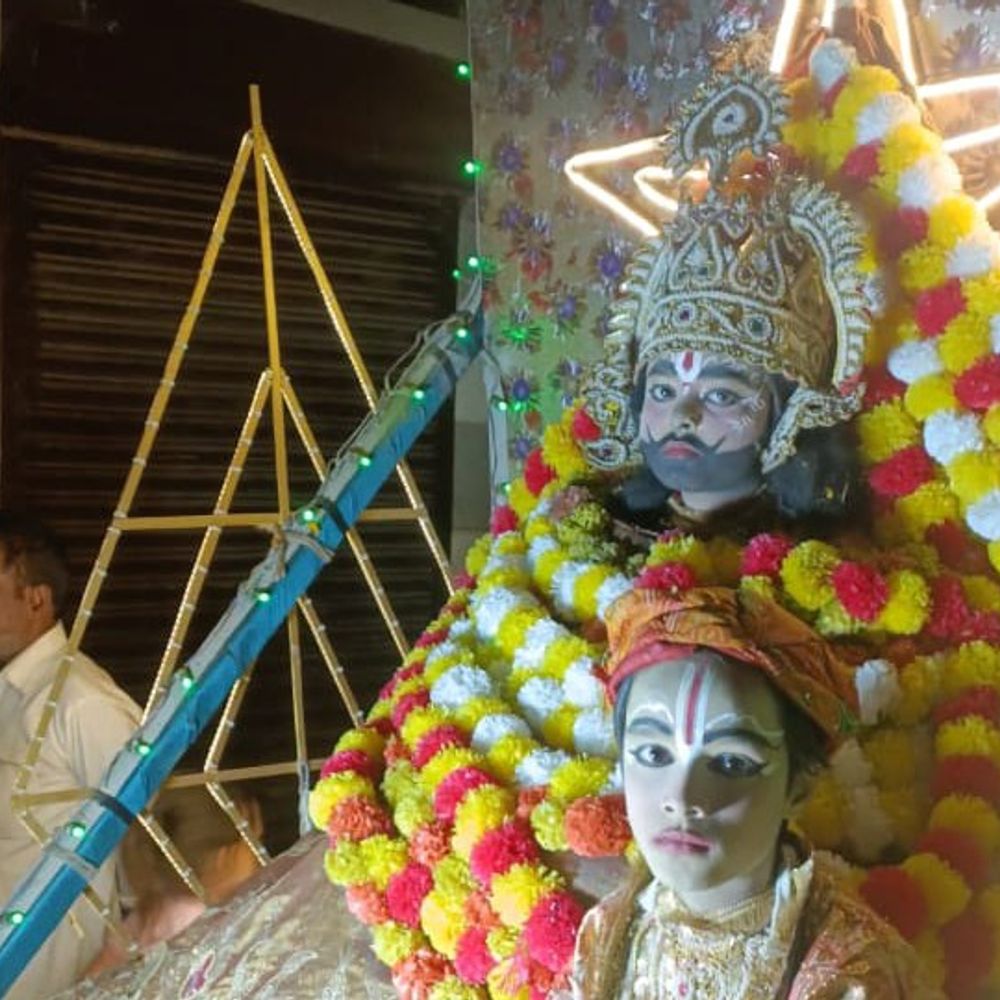 कासगंज में क्षत्रिय सभा ने निकाली फूल डोल शोभायात्रा:भगवान बांके बिहारी का रथ फूलों से सजा, भक्तों ने की आरती