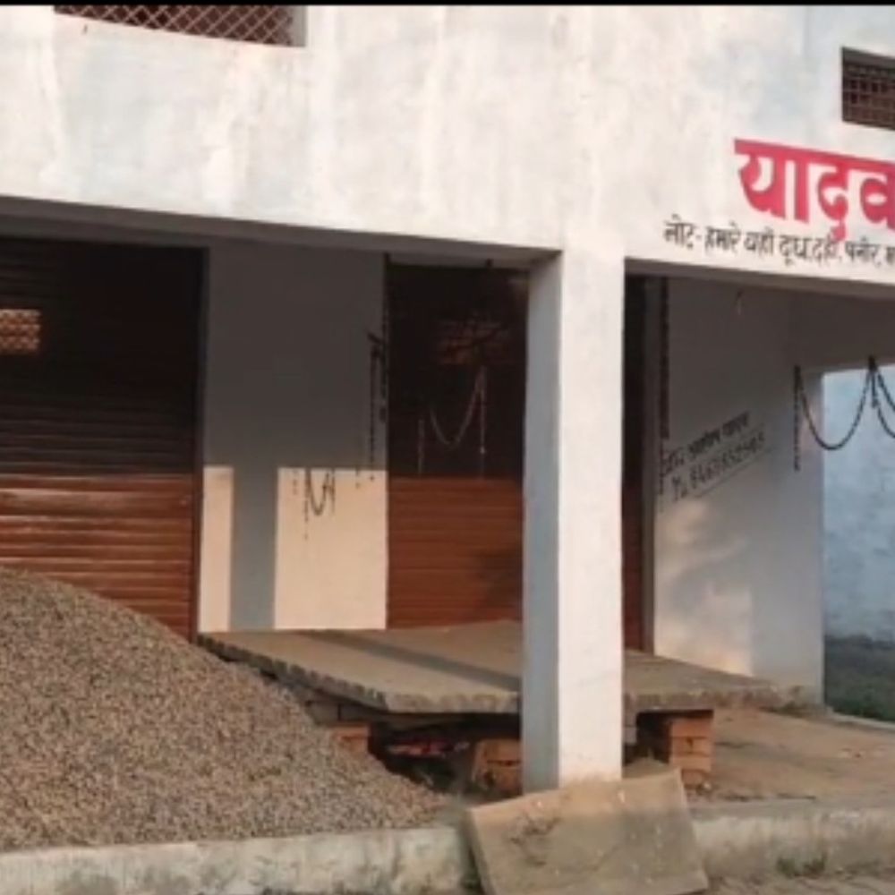 मिर्जापुर में पुलिस ने तीन युवतियों को मकान से निकाला:एक युवक हिरासत में, संदिग्ध गतिविधियों पर पुलिस की कार्रवाई