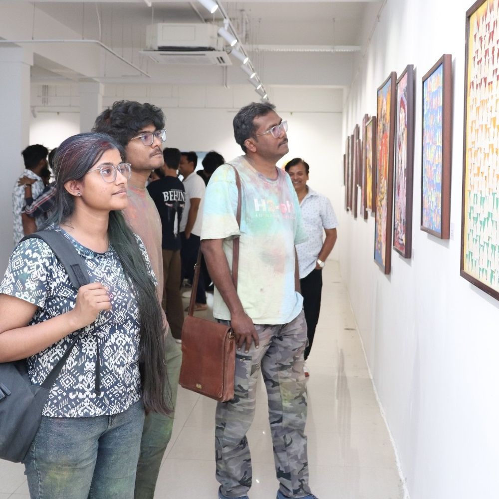 लखनऊ में श्रीलंकाई कलाकारों की 'अष्टप्रवाह' कला प्रदर्शनी:उभरते कलाकारों की रचनाएं भारत-श्रीलंका सांस्कृतिक संवाद का मंच बनीं