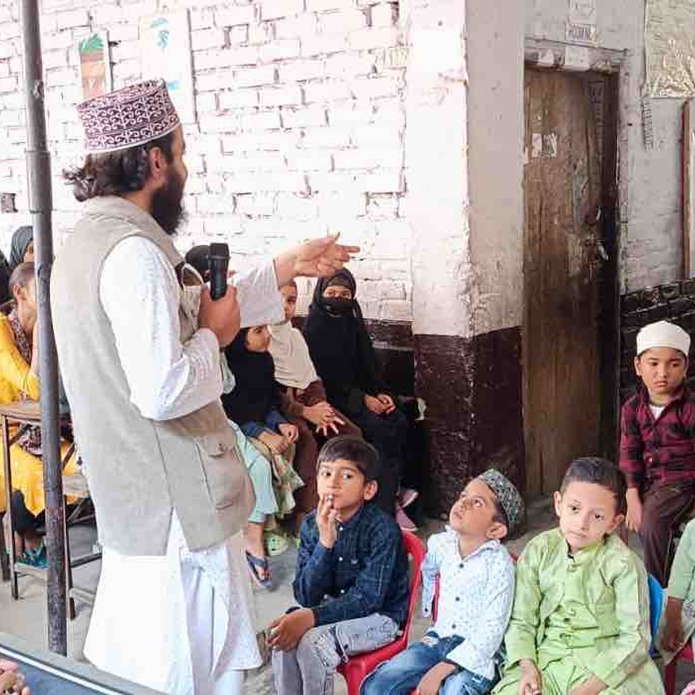 रमजान में बढ़ा इबादत और सेवा का माहौल:गोरखपुर में जगह-जगह  हो रहा इफ्तार वितरण, रोजे से जुड़े सवालों पर दी जा रही जानकारी