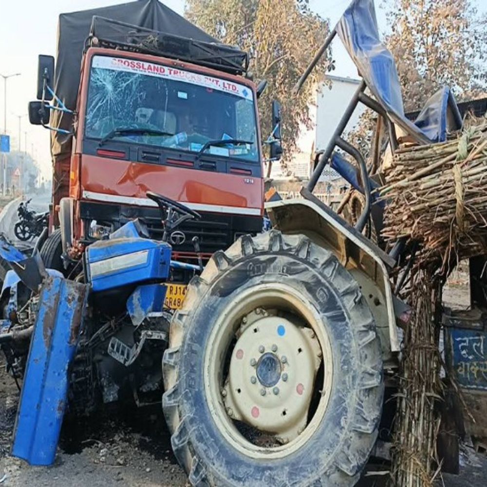 शाहजहांपुर में ट्रैक्टर-डीसीएम की टक्कर:दोनों वाहनों की रफ्तार तेज, हादसे में ट्रैक्टर तीन हिस्सों में बंटा, एक घायल