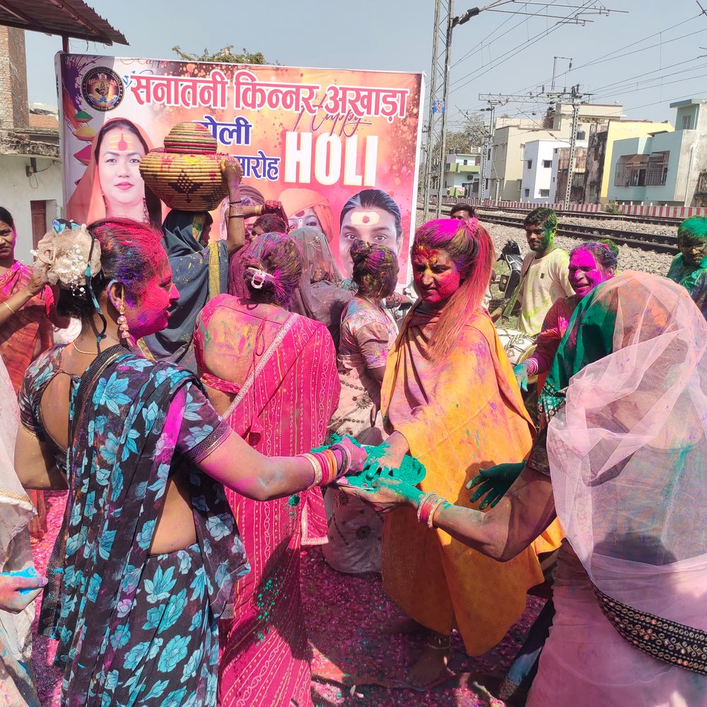 किन्नर अखाड़े में होली उत्सव, उड़े अबीर-गुलाल:बहुचरा मां की पूजा के साथ उत्सव का आगाज, रंगों से सराबोर अखाड़ा