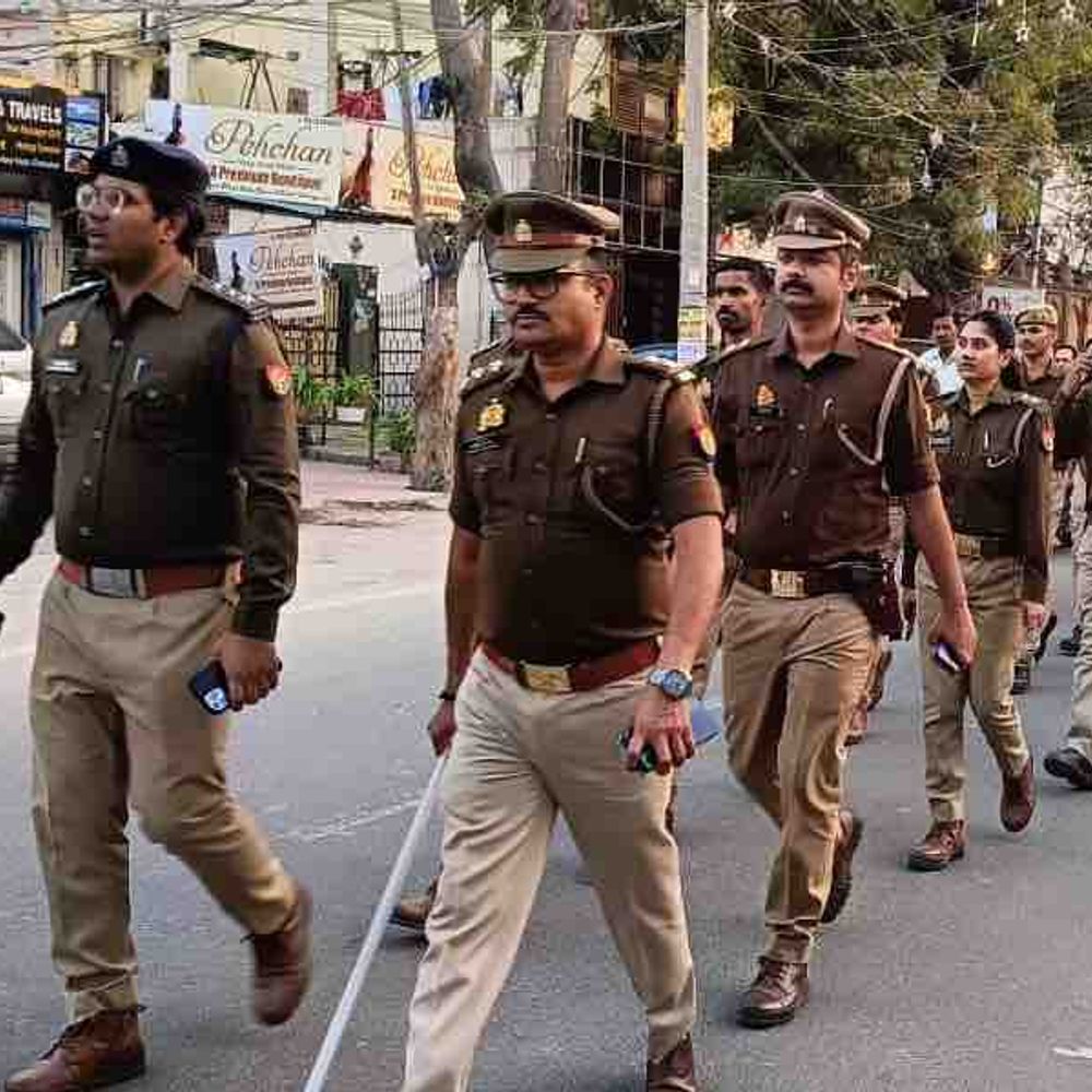 गाजियाबाद में आगामी त्योहारों पर पुलिस का रूट मार्च:एसीपी सूर्यबली मौर्य ने कविनगर, मधुबन बापूधाम में शांति का संदेश दिया