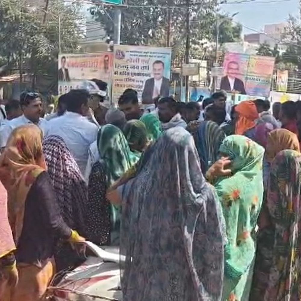 मथुरा में किशोर की संदिग्ध मौत का मामला:ग्रामीणों का डीएम कार्यालय पर प्रदर्शन, निष्पक्ष जांच की मांग