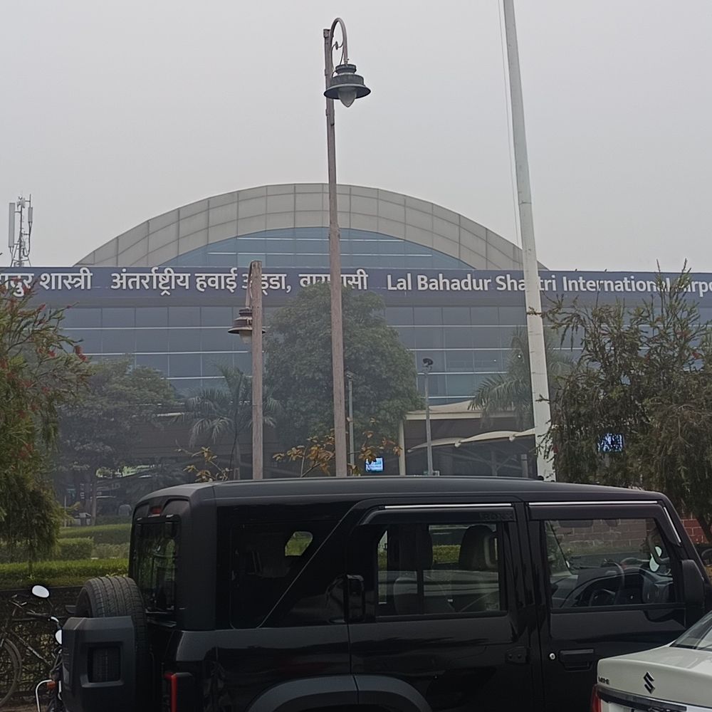 वाराणसी एयरपोर्ट पर दूसरे दिन भी मिला सैटेलाइट फोन:रूस के नागरिक से पूछताछ जारी, ​इंडिगो की फ्लाइट से हैदराबाद जा रहा था