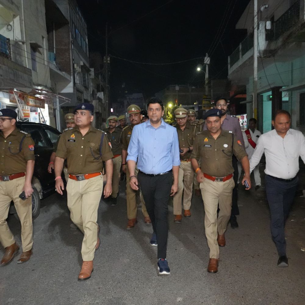 गाजीपुर में होली-रमजान को लेकर प्रशासन हाई अलर्ट पर:डीएम-एसपी ने निकाला पैदल रूट मार्च, डीजे पर सख्ती की चेतावनी