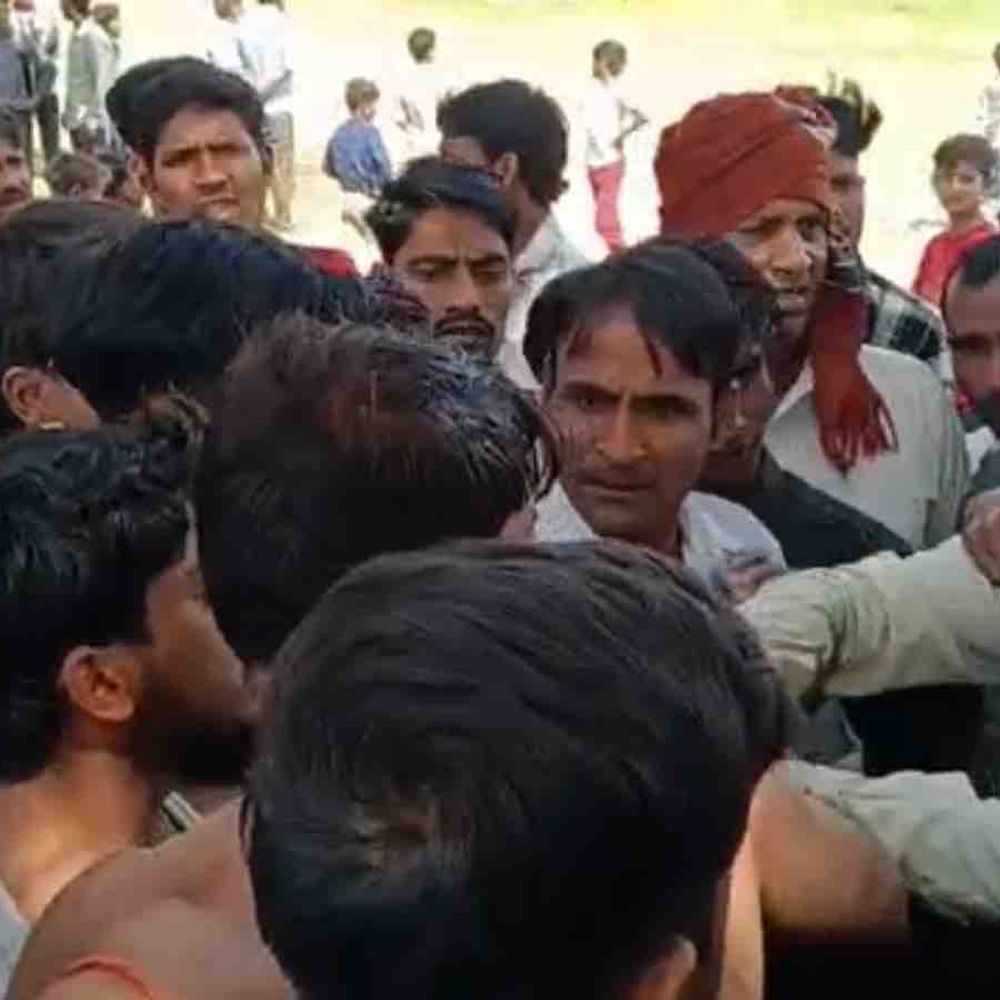 रामपुर में बकरा चोर समझ युवक की बेरहमी से पिटाई:केमरी में भीड़ ने नई कार तोड़ी, पुलिस ने घायल को अस्पताल भेजा