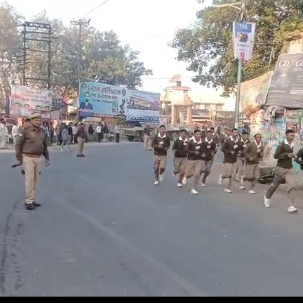 कासगंज में रिक्रूट आरक्षियों की 10 किमी दौड़:600 रिक्रूट आरक्षी दौड़े, एसपी अंकिता शर्मा ने हरी झंडी दिखाकर किया शुभारंभ
